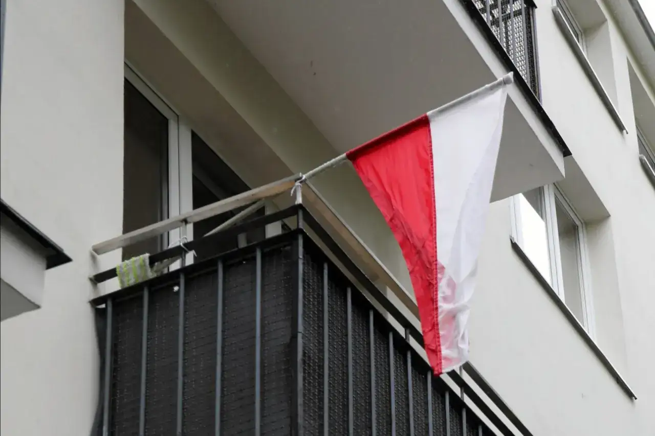 Jak powiesić flagę na balkonie bez błędów - praktyczne porady