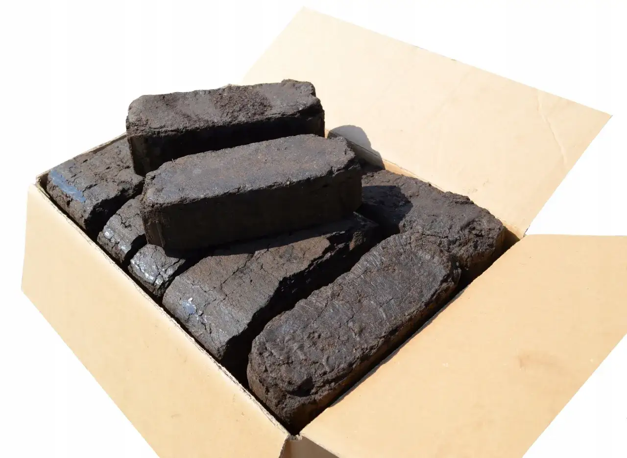 Pudełko z brykietem torfowym.