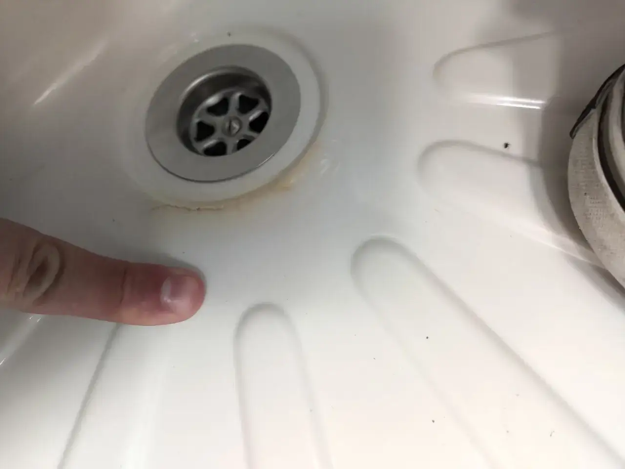 Czym skleić brodzik? Sprawdzone sposoby na trwałe naprawy