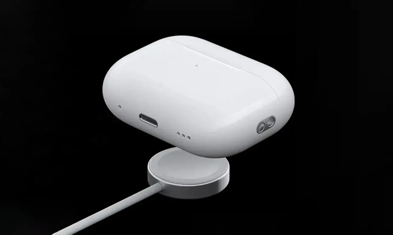 Białe etui AirPods na ładowarce bezprzewodowej.