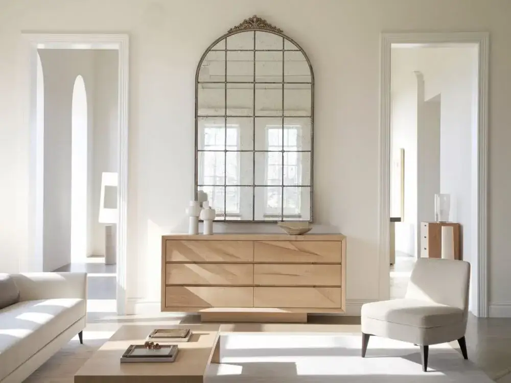Na jakiej wysokości powiesić lustro w salonie, aby wyglądało idealnie