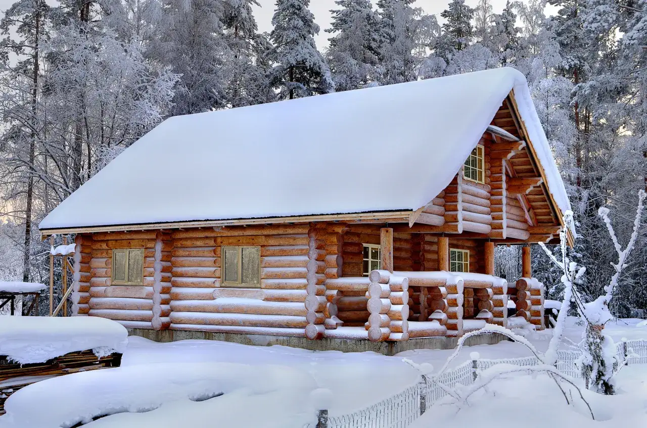 Jak ocieplić drewniany dom skutecznie i uniknąć problemów z wilgocią