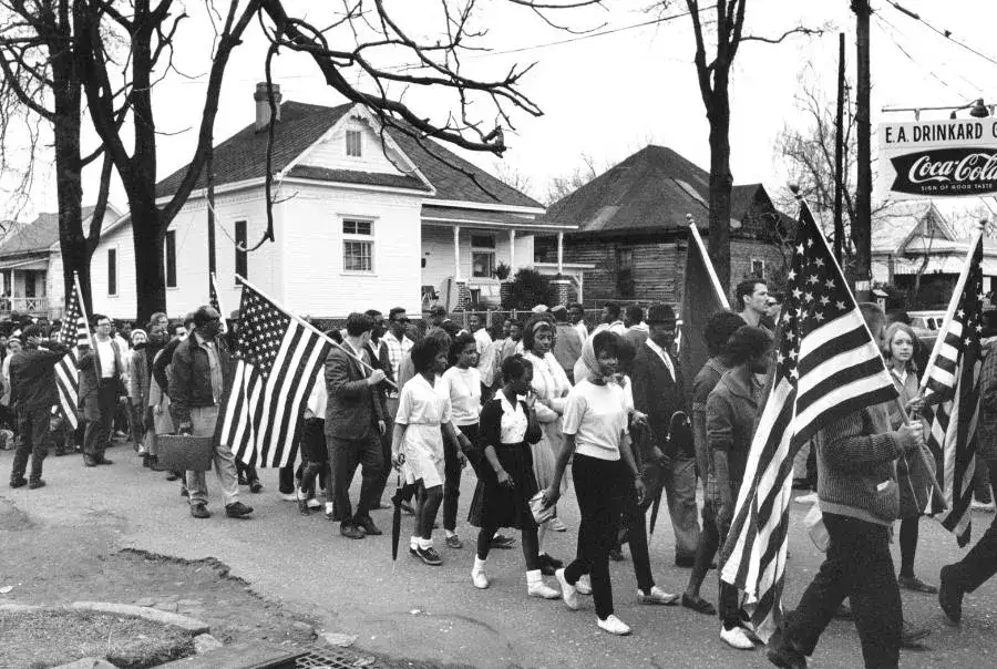 Rasizm i niewolnictwo: ich trwały wpływ na społeczeństwo amerykańskie