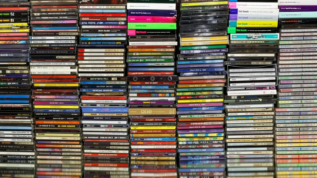 Najważniejsze płyty w historii muzyki: stosy CD z hitami disco, dance, pop i rocka.