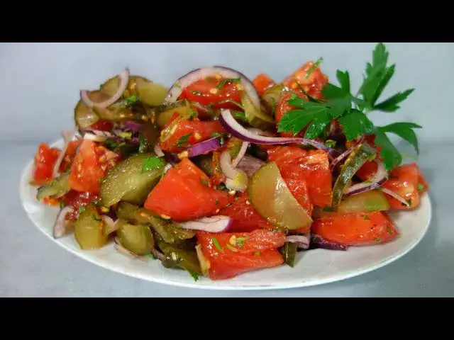 Czy można łączyć pomidora z ogórkiem kiszonym? Odkryj zdrowe połączenie