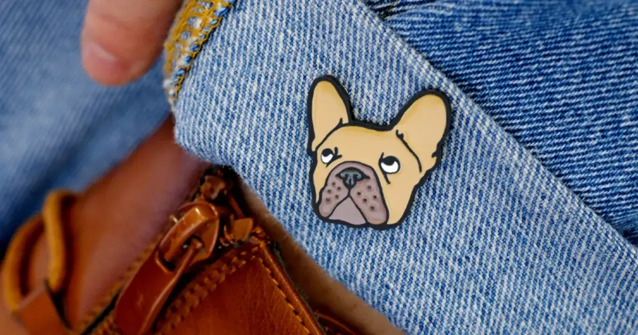 Urocza naszywka z buldogiem francuskim na dżinsowej kurtce. Idealne **łatki na ubrania** dla miłośników psów.