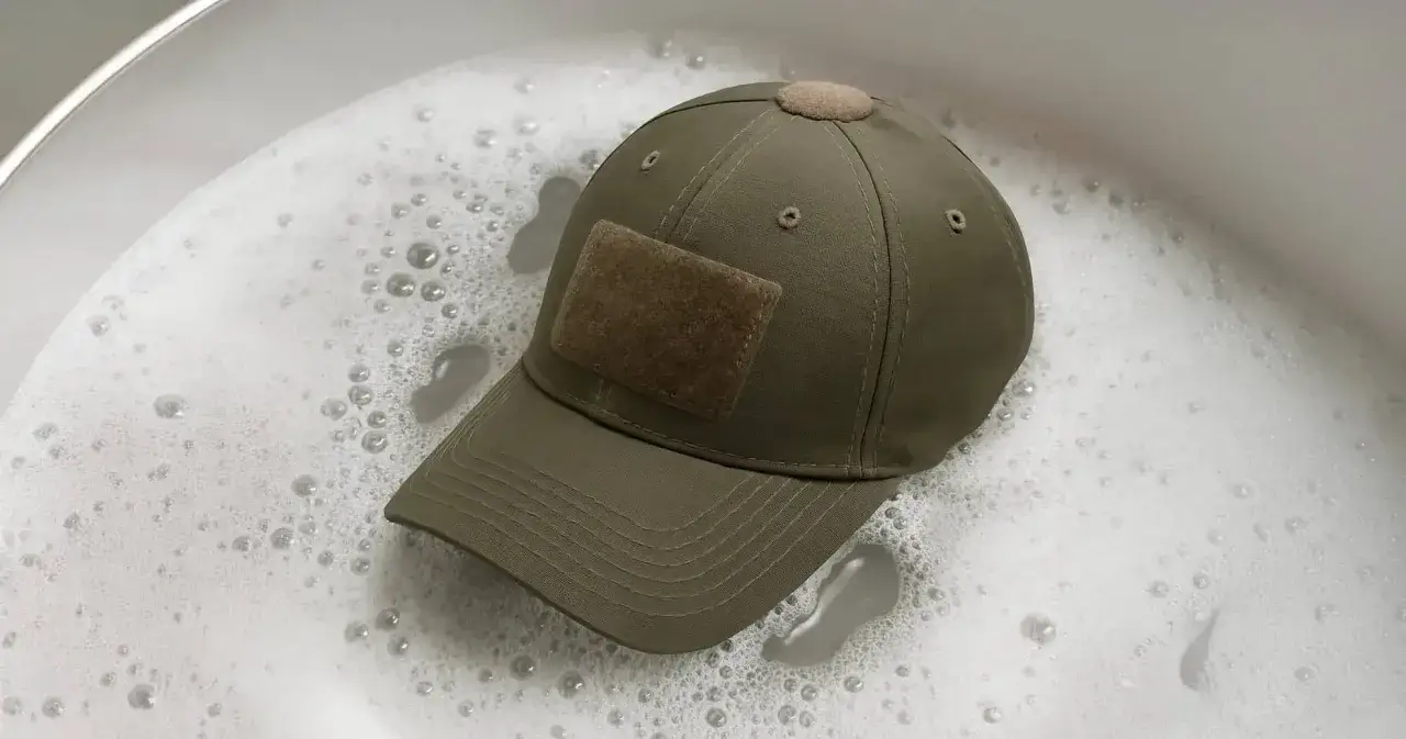 Jak prać czapki z daszkiem? Zachowaj kształt, usuń pot! Poradnik