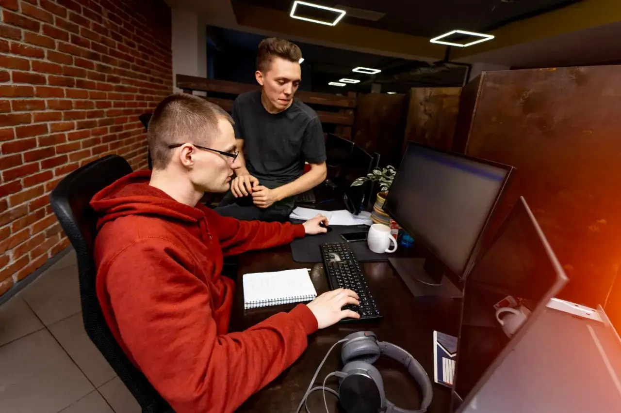 Ile zarabia technik informatyk? Sprawdź, co wpływa na wynagrodzenie