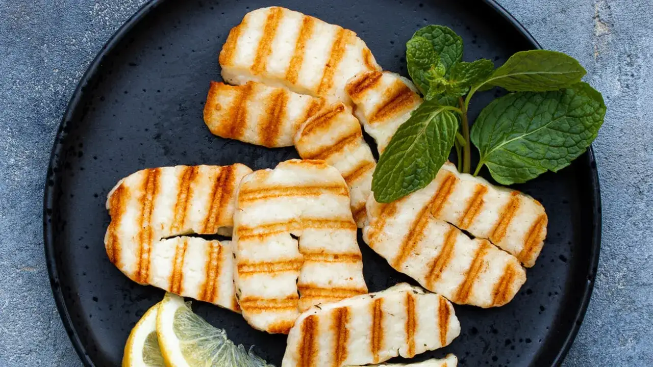 Halloumi: Cypryjski ser, który nie topnieje. Smaż, grilluj, smakuj!