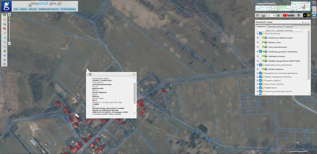 Widok mapy Geoportalu z zaznaczonymi działkami i oknem informacyjnym.