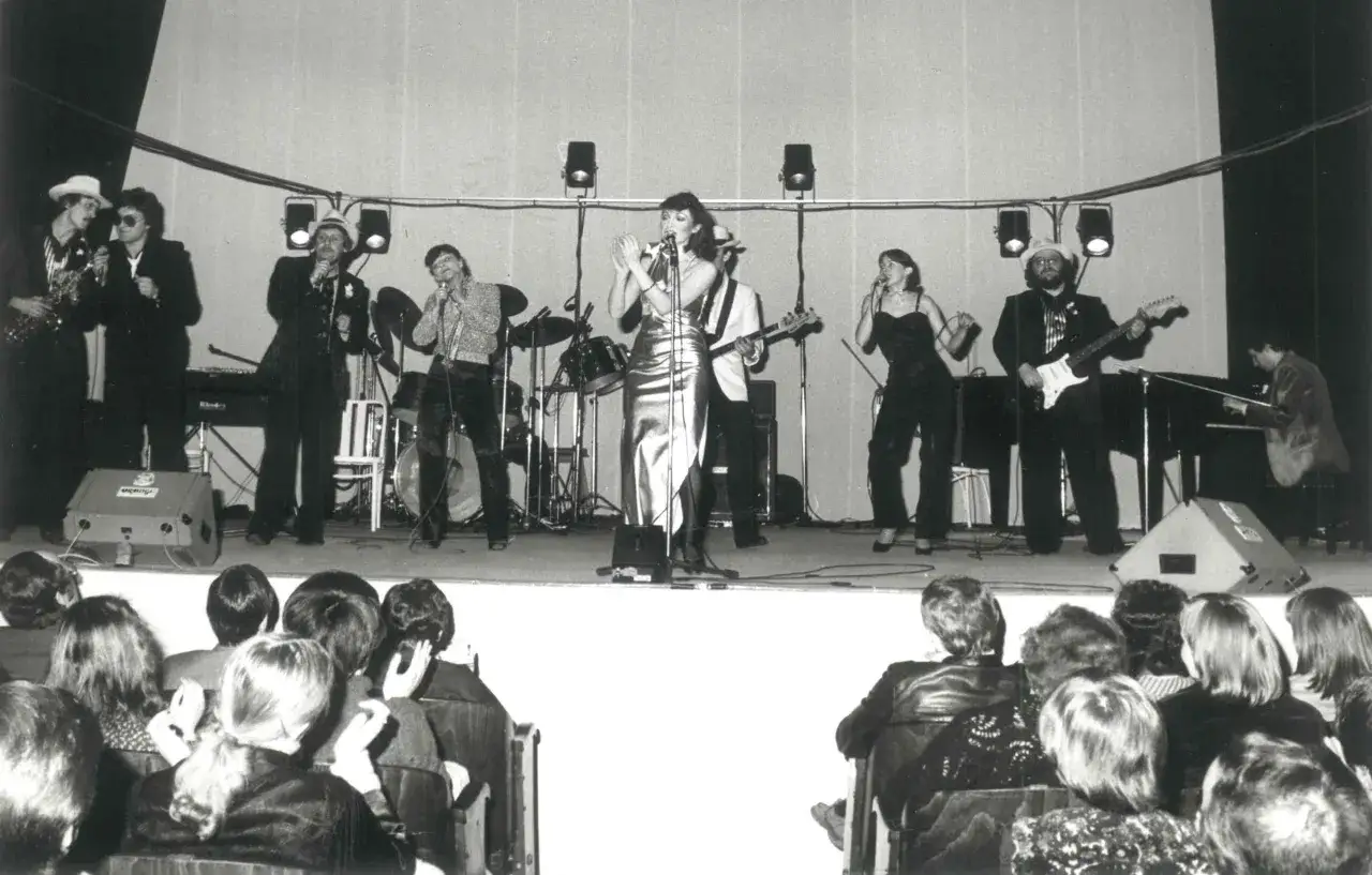 Zespół muzyczny na scenie, w tym wokalistki i gitarzyści. Kto śpiewał kawiarenki? To oni!