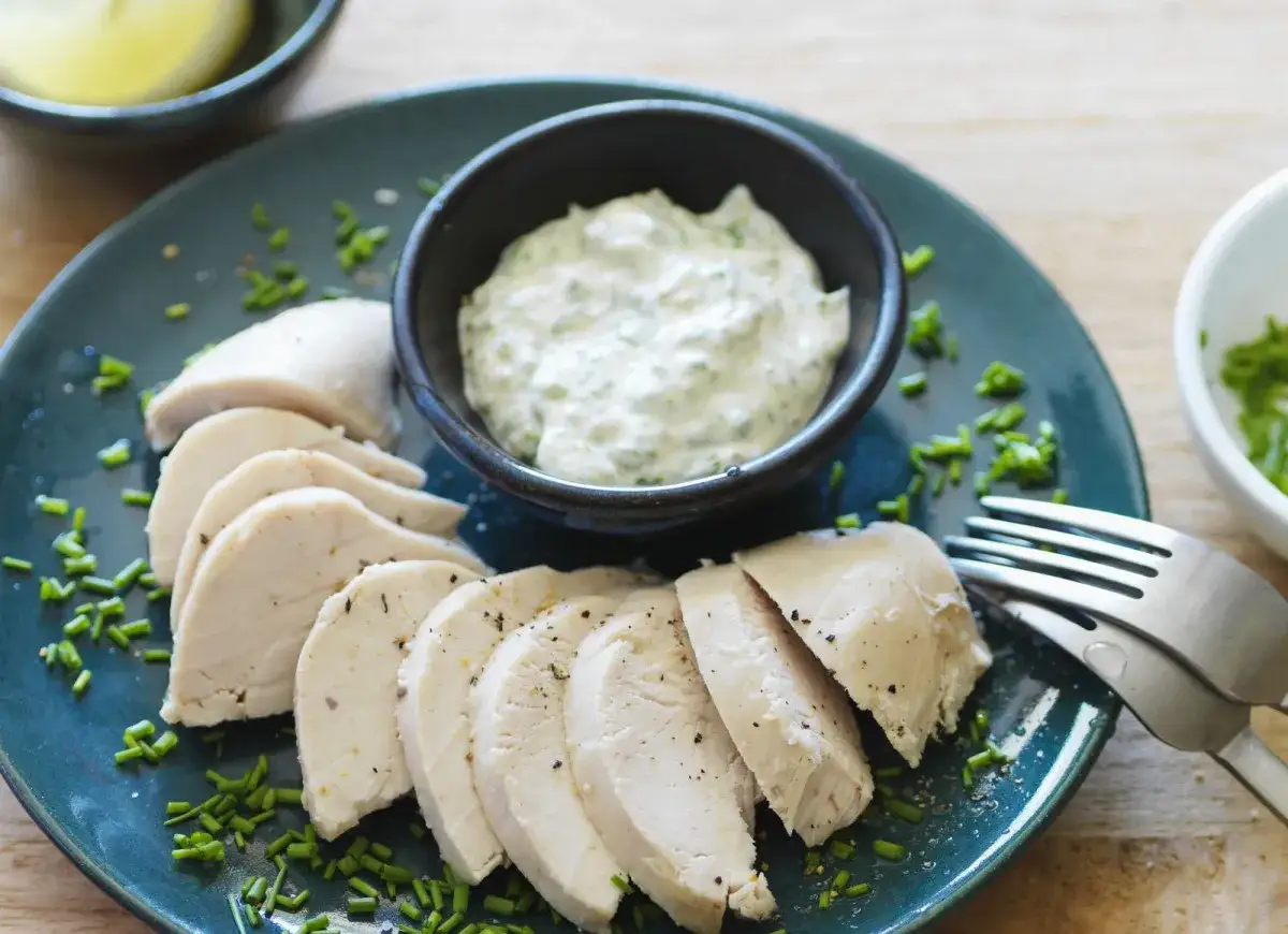 Jak długo gotować pierś z kurczaka w wodzie, aby była soczysta?