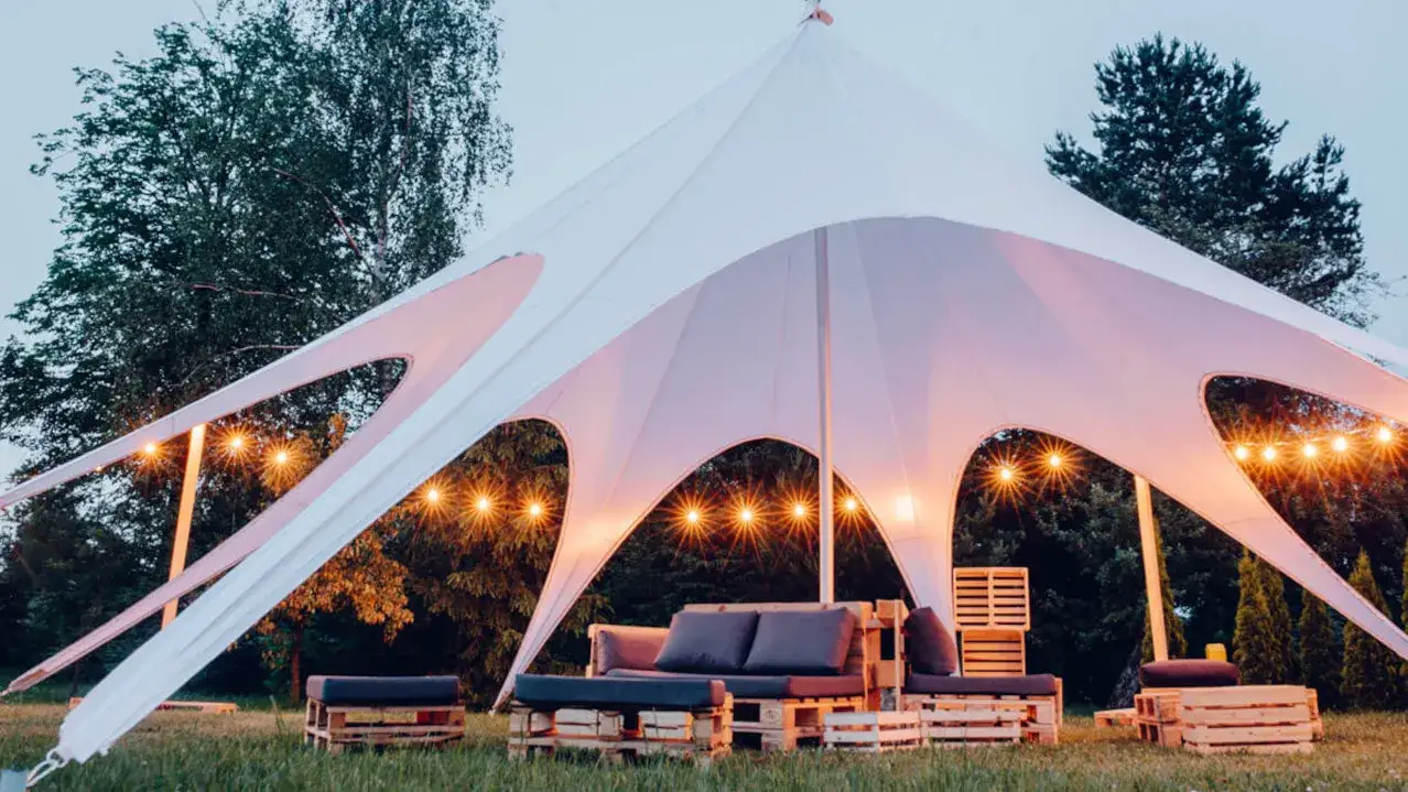 Ile kosztuje wynajem namiotu na wesele? Sprawdź ceny i ukryte koszty