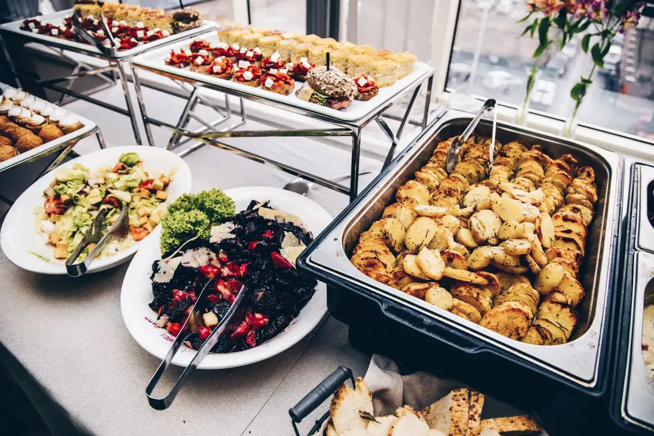 Catering: Dieta pudełkowa i stół szwedzki. Jak jeść z klasą?