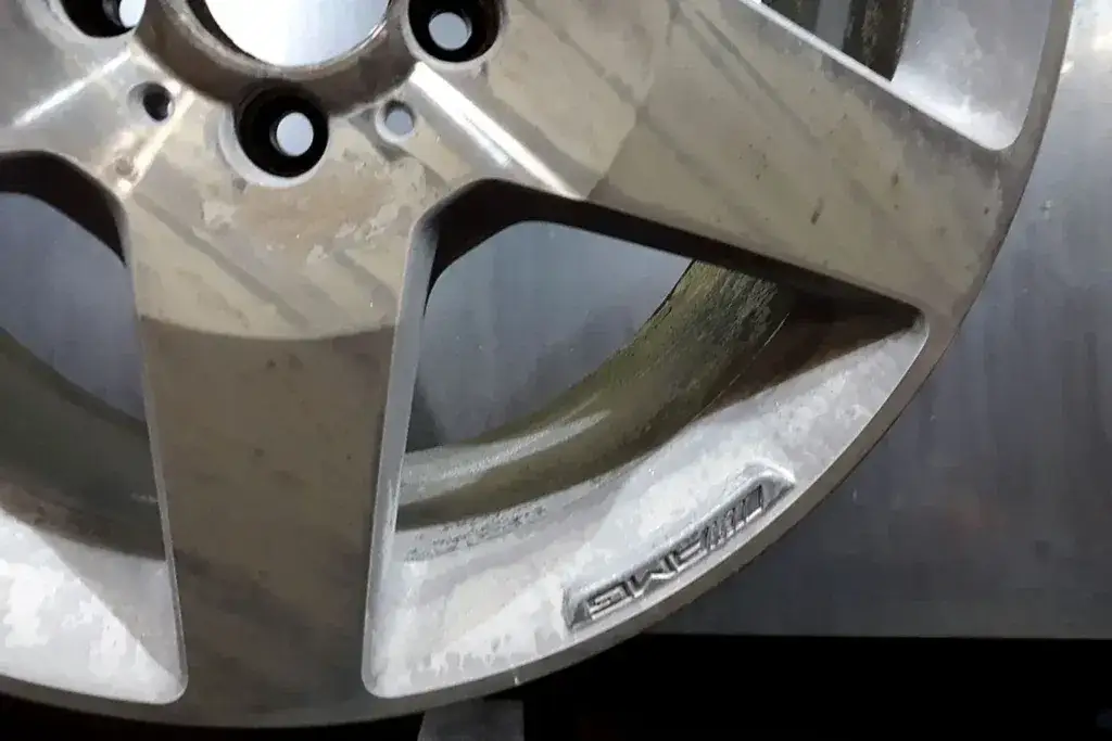 Jak usunąć farbę z felg aluminiowych bez ryzyka uszkodzeń?