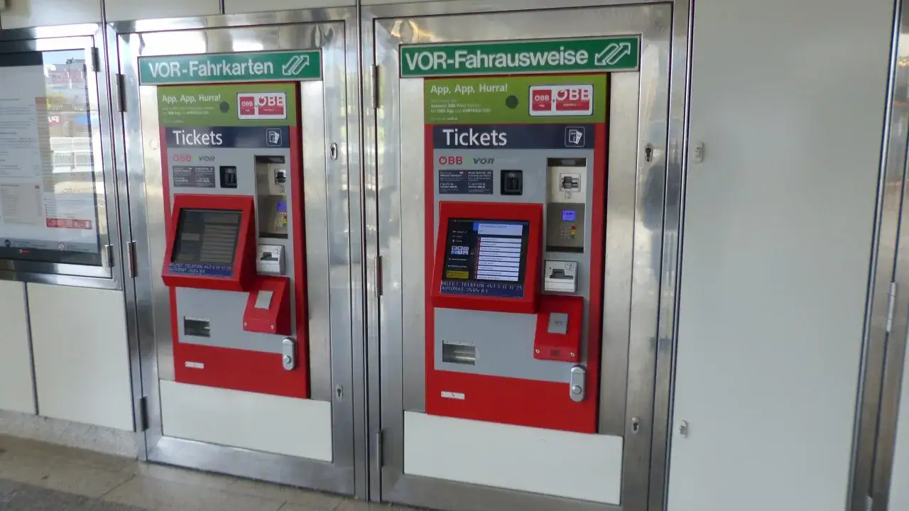 Dwa automaty biletowe OBB w Wiedniu. Można tu kupić bilety na metro i inne środki transportu.