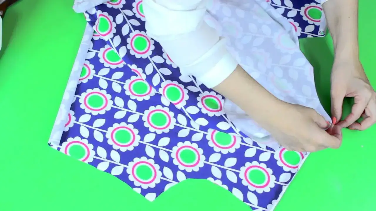 Jak przerobić sukienkę na kombinezon? DIY zero waste krok po kroku.