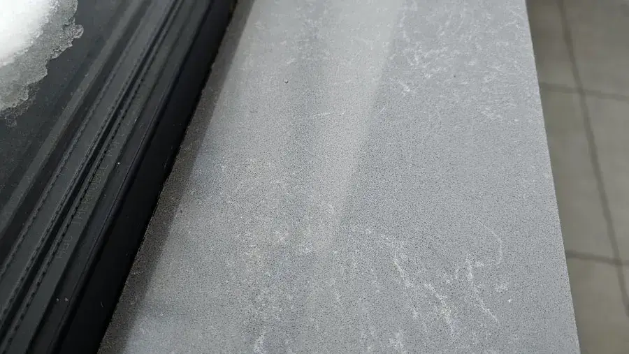 Parapet z konglomeratu: Trwałość, elegancja, cena. Czy warto?