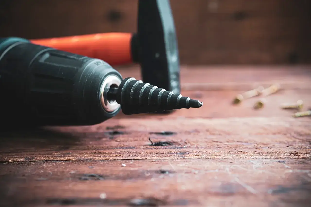 Pod jakim kątem ostrzyć wiertła, aby uniknąć uszkodzeń narzędzi?