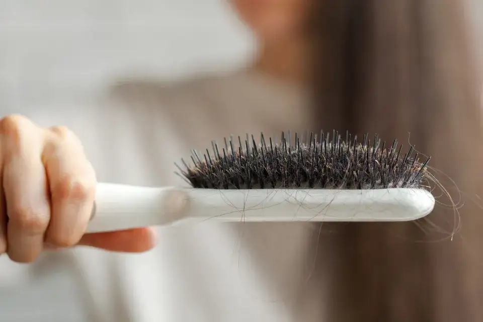 Skuteczne metody na usunięcie kurzu ze szczotki do włosów