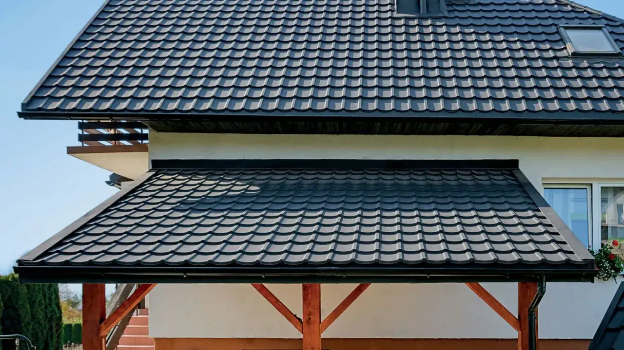 Pleksa na dachy – poznaj jej zalety, koszty i sposoby montażu