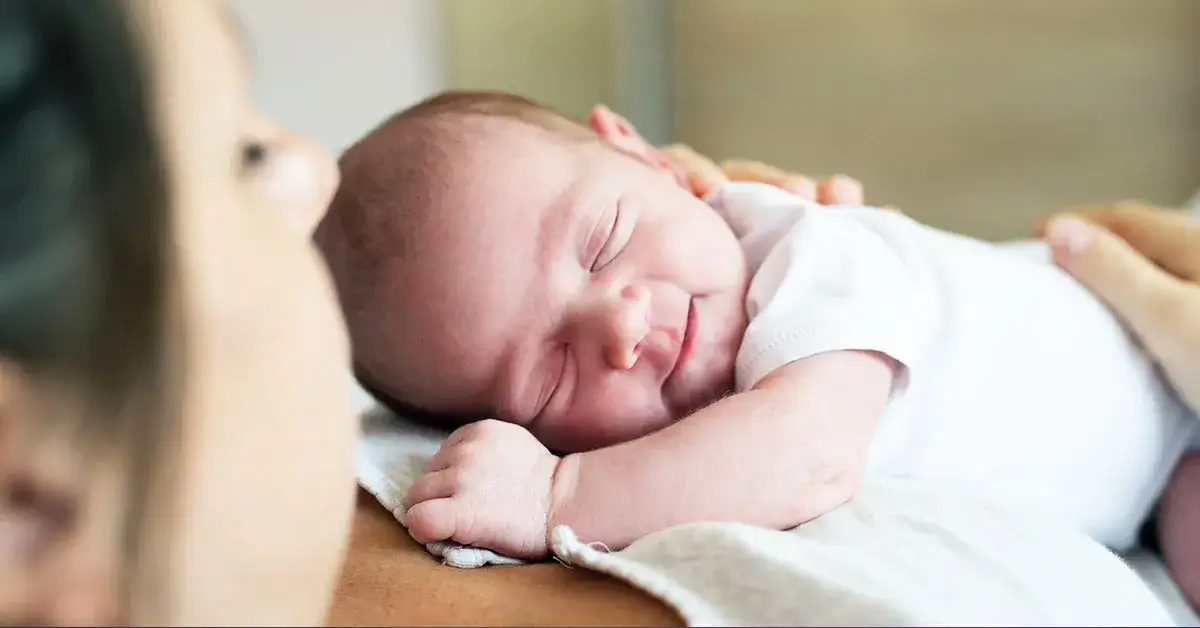 Dlaczego dziecko budzi się co godzinę? Przyczyny i rozwiązania