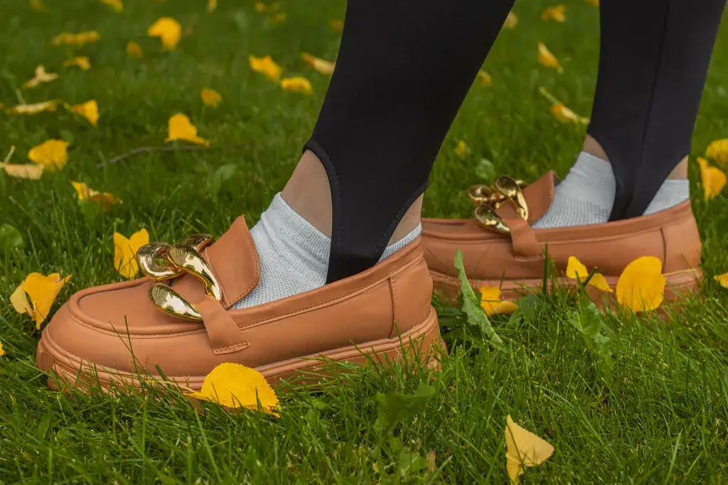 Czy do mokasynów nosi się skarpetki? Oto najlepsze porady stylowe