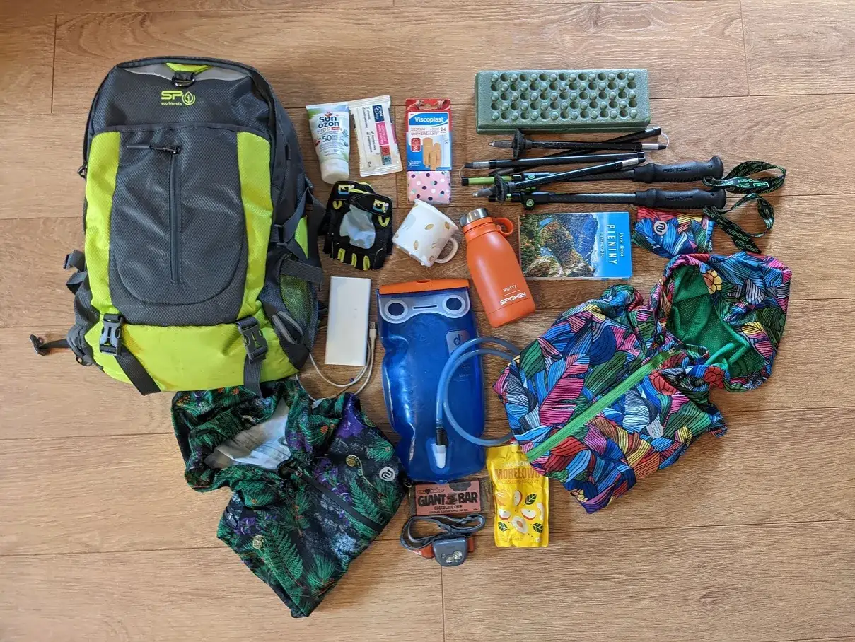 Plecak, kijki trekkingowe, bukłak, kurtka, krem z filtrem, plastry, powerbank, batonik – to wszystko, co zabrać w góry na 5 dni.