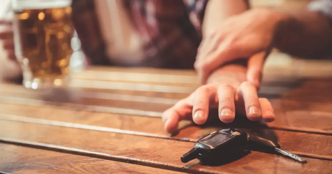 Ile trzeba odczekać po wypiciu piwa, by nie ryzykować na drodze?