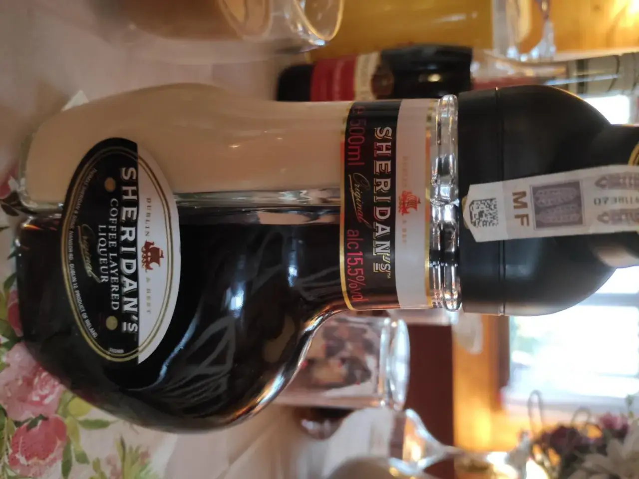 Butelka Sheridan's z dwoma warstwami: jasną i ciemną. Idealna do nauki, jak nalewać sheridana.