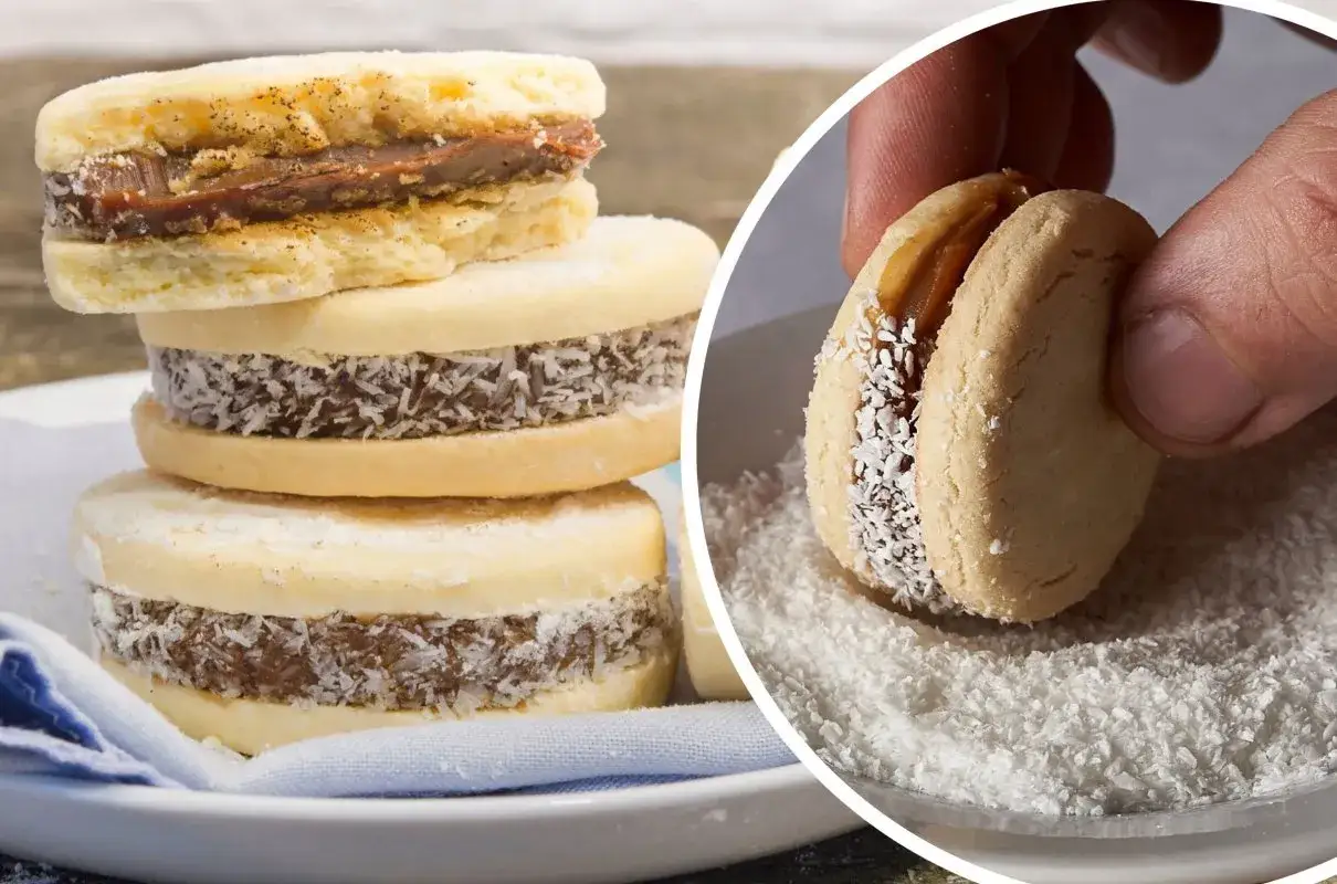 Pyszne Alfajores przepis: kruche ciasteczka przełożone kajmakiem i obtoczone w wiórkach kokosowych. Idealne na deser!