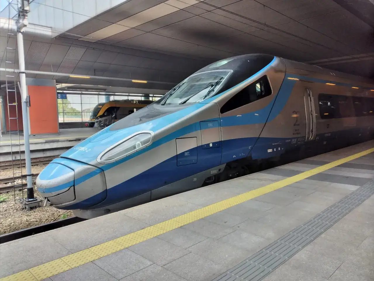 Nowoczesny pociąg Pendolino na peronie, gotowy do podróży do Zakopanego.