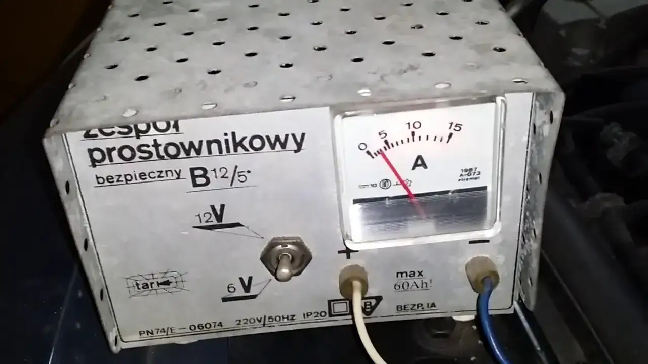 Kiedy akumulator jest naładowany? Rozpoznaj sygnały prostownika!