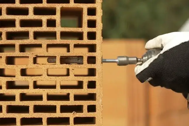 Kotwa do Porothermu: Jak mocować bez udaru? Poradnik