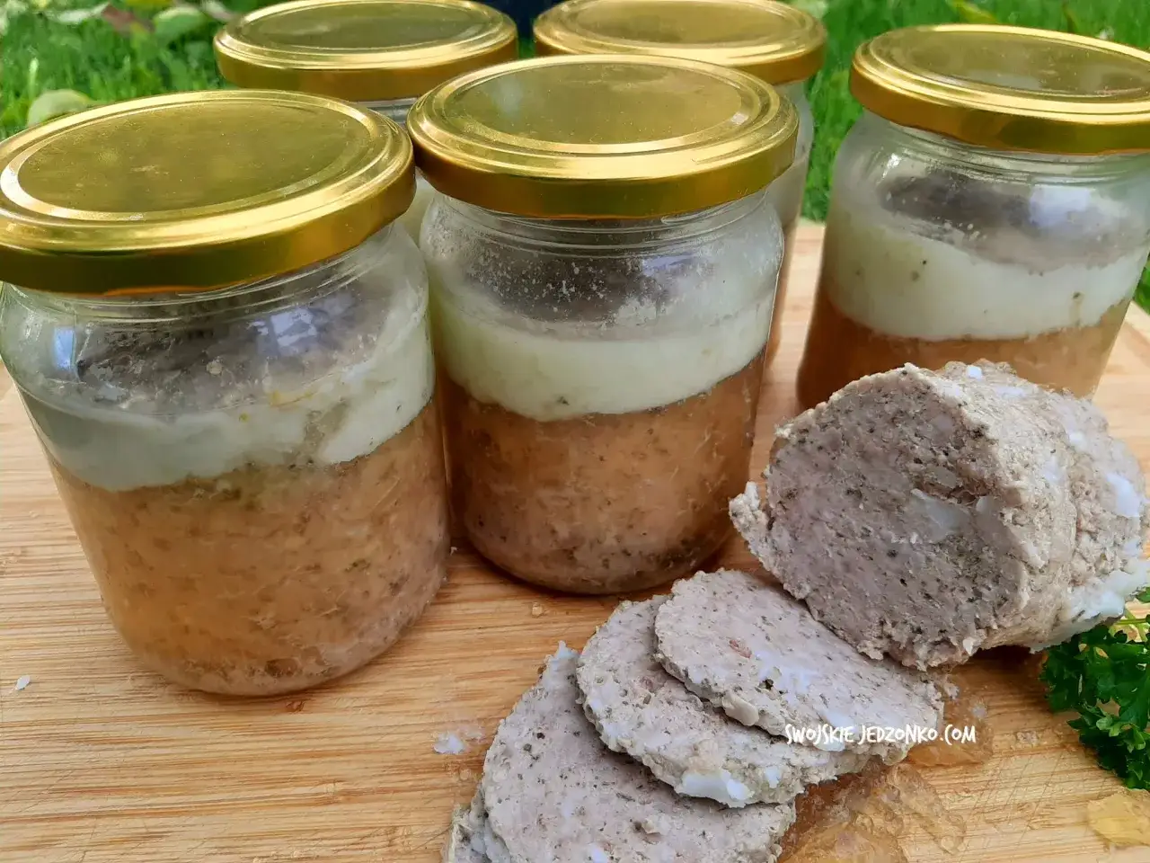 Kiełbasa słoikowa Zenka: Przepis na trwały smak i idealną galaretkę