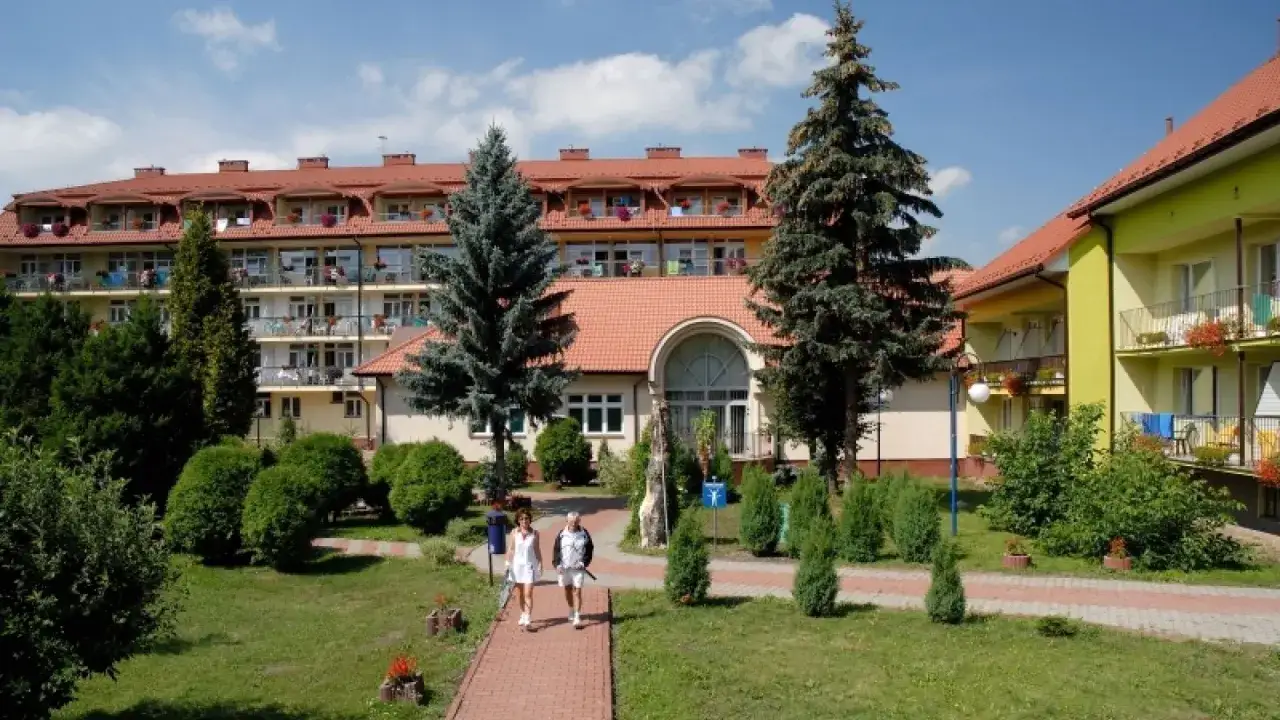 Sanatorium Nida w Busku-Zdroju. Sprawdź cennik i zaplanuj wypoczynek w pięknym otoczeniu.