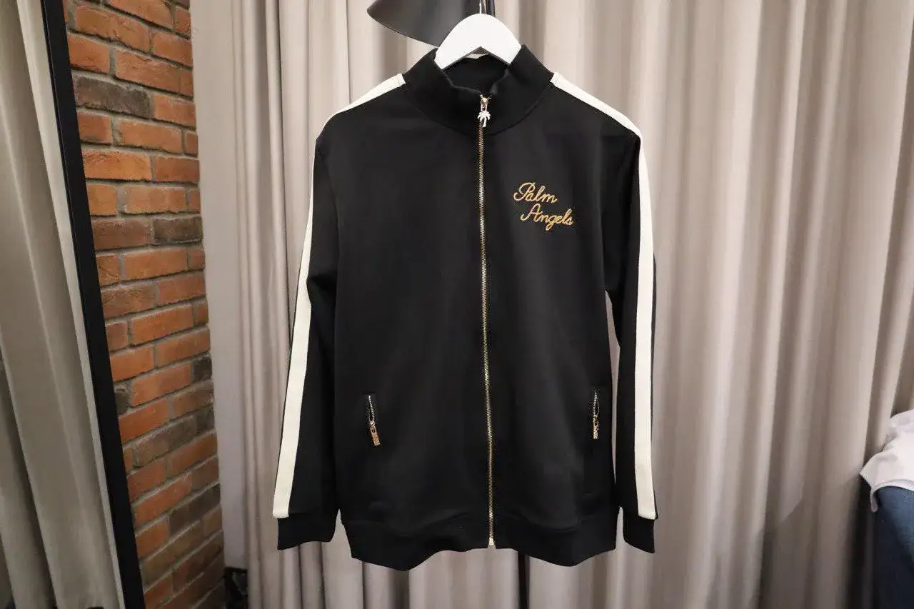 Czarna bluza Palm Angels z białymi lampasami i złotym haftem. Idealna na co dzień.