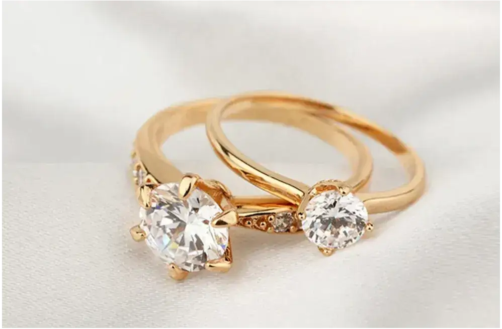 Obrączka na lewej czy prawej ręce - odkryj znaczenie tradycji w Polsce