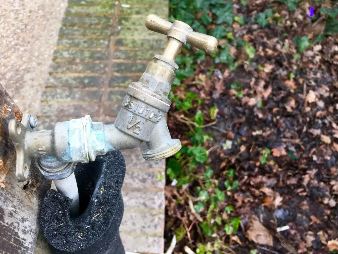 Jak zabezpieczyć kran przed mrozem? Uniknij kosztownych awarii!