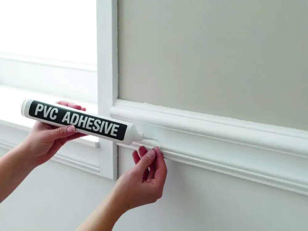 Czym przykleić listwę do ściany, aby uniknąć problemów z montażem?