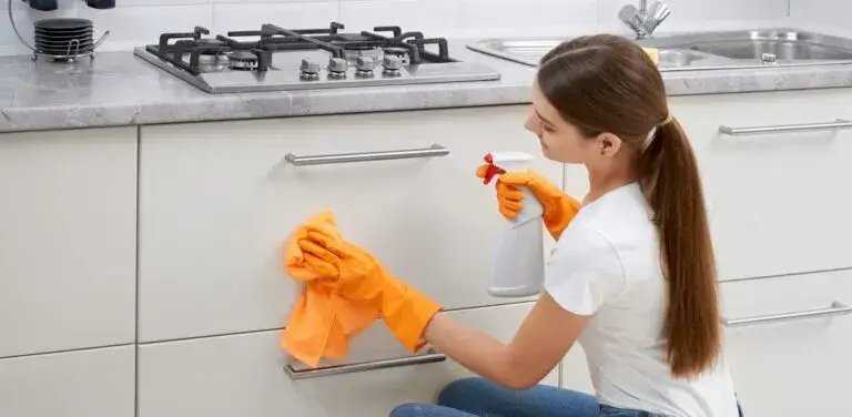 Jak wyczyścić szafki kuchenne i uniknąć trudnych plam