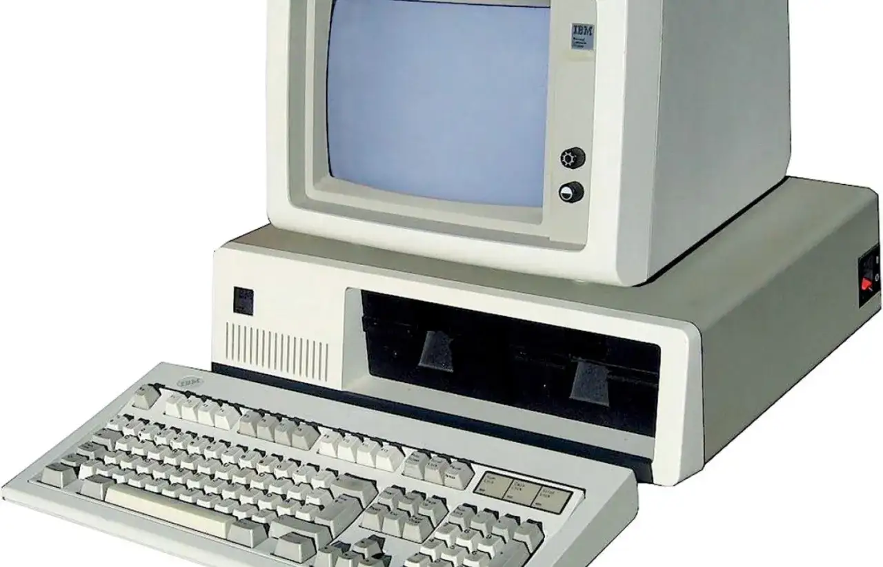 W którym roku powstał pierwszy komputer PC i dlaczego to ważne?