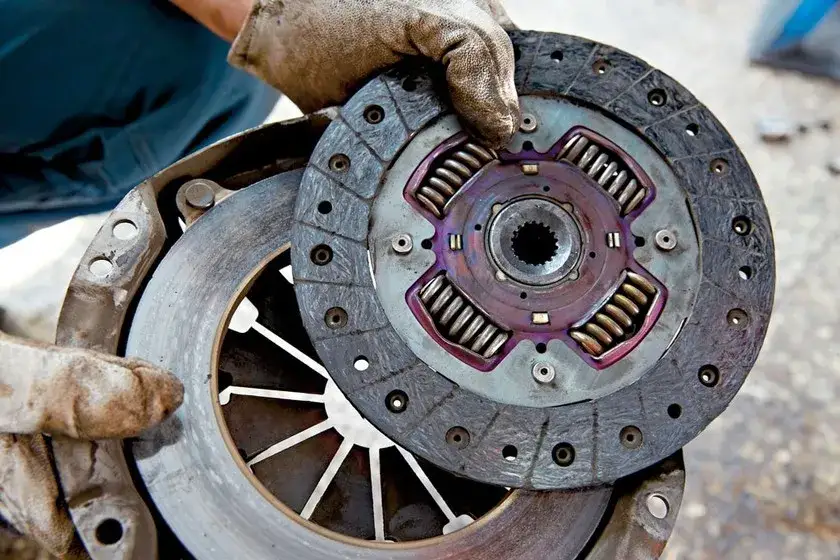 Sprzęgło w podłodze? Szybka diagnoza i co robić, by nie zniszczyć auta