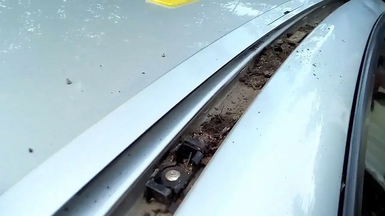 Jak zdjąć listwy dachowe Opel Astra H bez uszkodzeń - krok po kroku