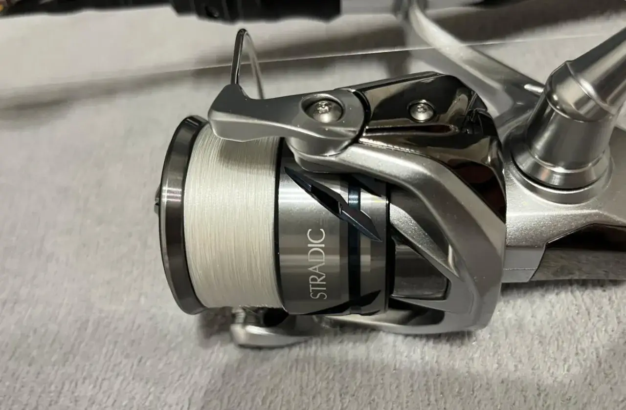 Kołowrotek Stradic z nawiniętą białą plecionką, idealny na spinning.