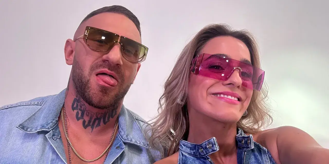 Para, czy Bletka ma chłopaka? Ona i jej partner w okularach przeciwsłonecznych, ona w różowych, on w zielonych, oboje w dżinsowych kurtkach.