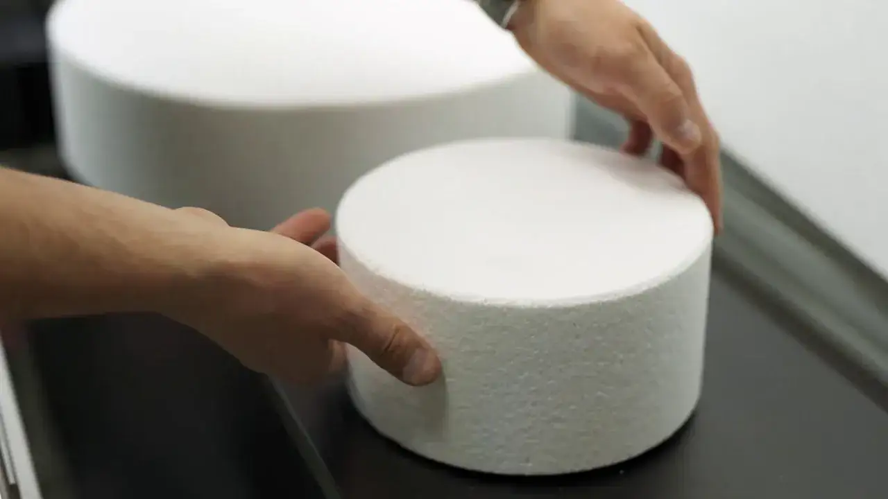 Jak zrobić tort ze styropianu - proste kroki do idealnej dekoracji