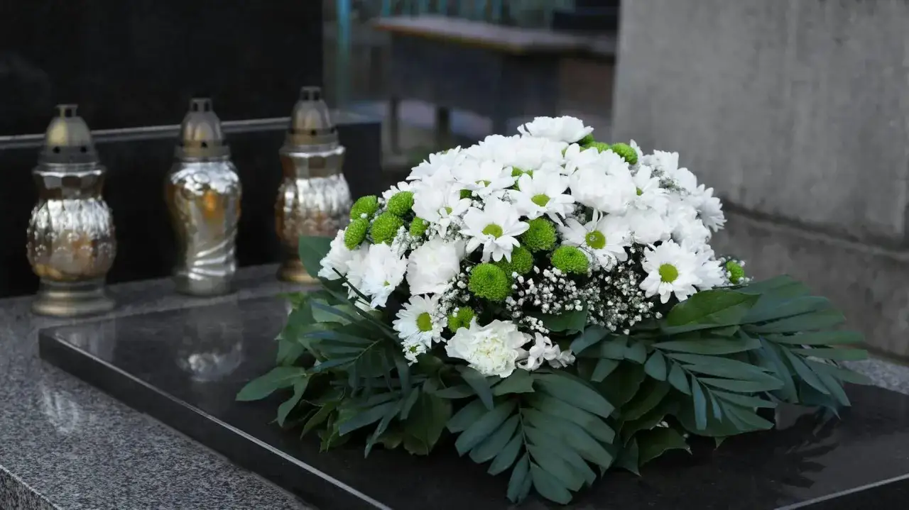 Jak zrobić kompozycje na cmentarz? Poradnik DIY i trwałe stroiki.