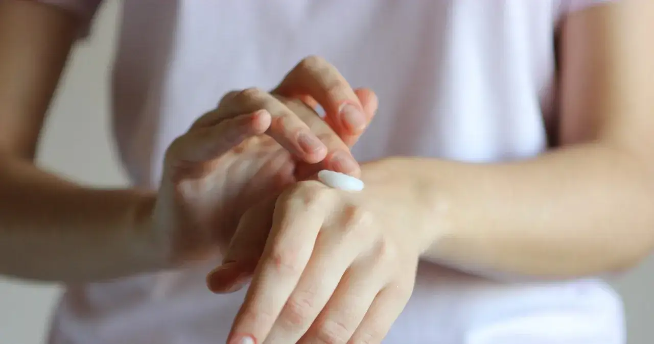 Jak dbać o skórki przy paznokciach, aby uniknąć pęknięć i infekcji