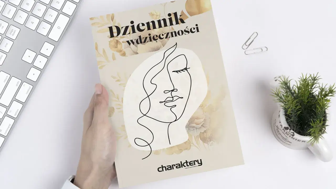 Dziennik wdzięczności z minimalistyczną twarzą i kwiatami. Dowiedz się, jak prowadzić dziennik wdzięczności, by doceniać małe rzeczy.